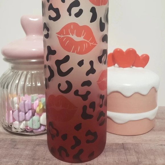 25oz skinny frosted glass tumbler with red lips and leopard print valentines day - Picture 3 of 4